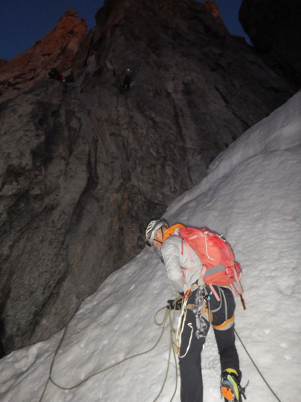 Setting up a fixed line on the first pitch of Gervasutti pillar